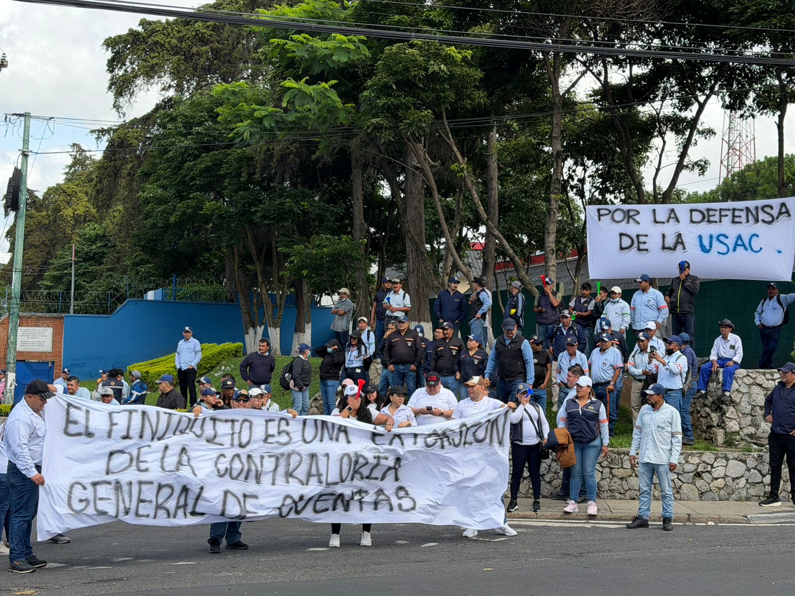 Trabajadores y estudiantes participan en el plantón convocado en apoyo al rector Walter Mazariegos, en el ingreso al Campus Central de la Usac por la avenida Petapa. (Foto Prensa Libre: Cortesía)