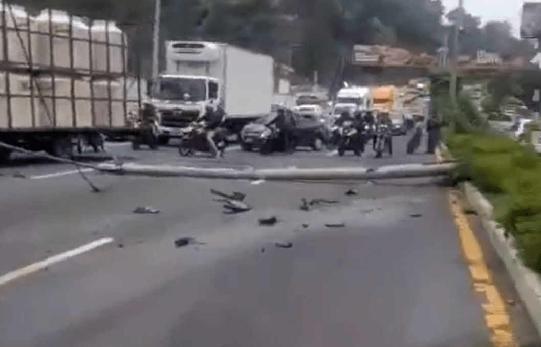 Postes derribados y vehículos chocados: accidente complica movilidad en el km 14.5 de la ruta al Pacífico