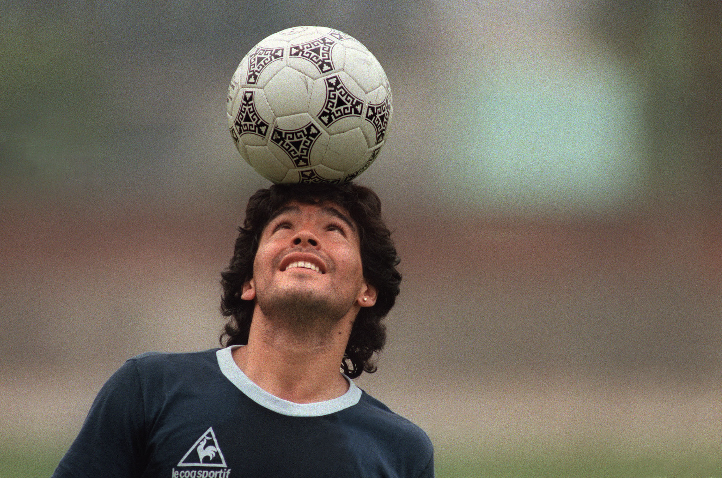 cumplen 40 años de una de las actuaciones más recordadas en la historia de las Copas del Mundo. El Estadio Azteca fue escenario en 1986 de la consagración definitiva de Diego Armando Maradona.(Foto Prensa Libre: Hemeroteca PL).