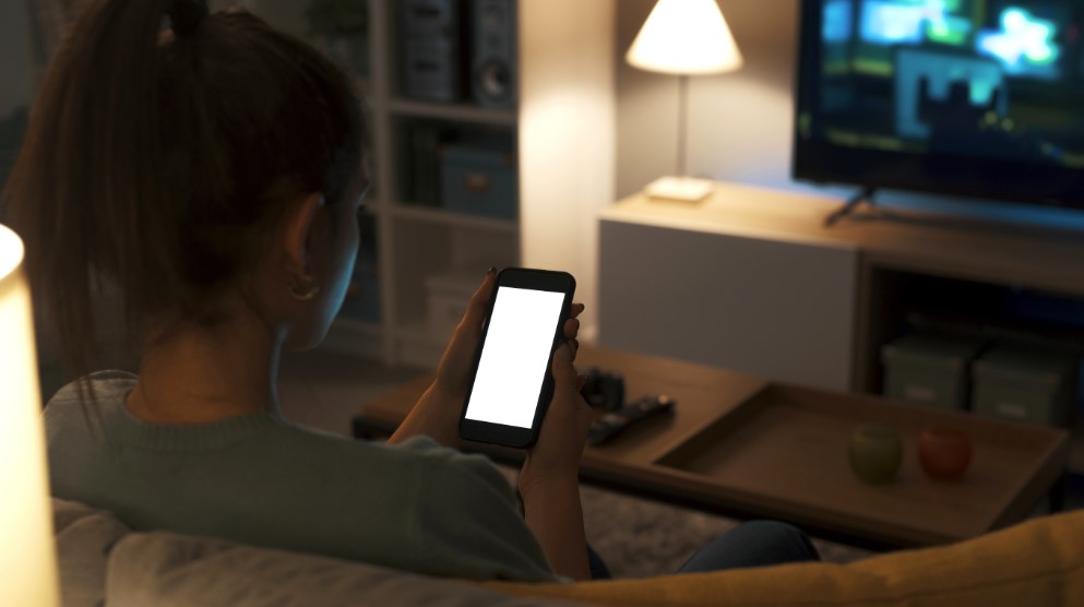 La adicción al celular puede ser perjudicial. (Foto Prensa Libre: Shutterstock)