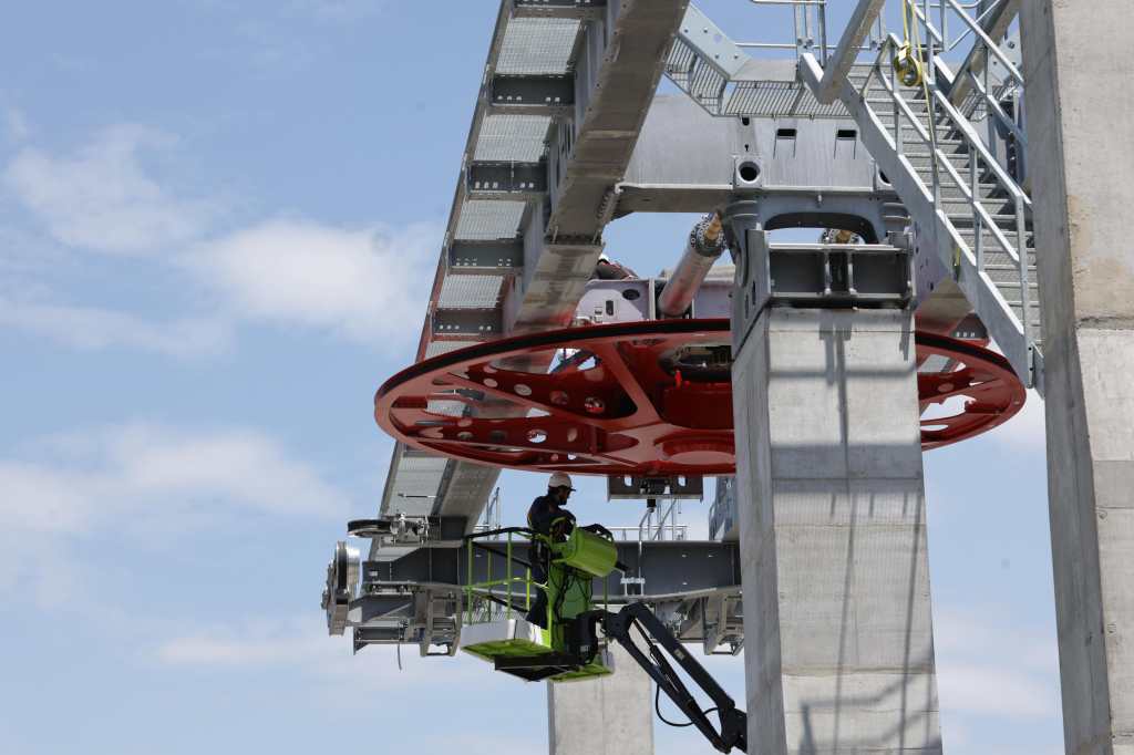 Volante electromecánico y riel de acero instalados en la Estación 1 de Plaza España para el sistema AeroMetro.