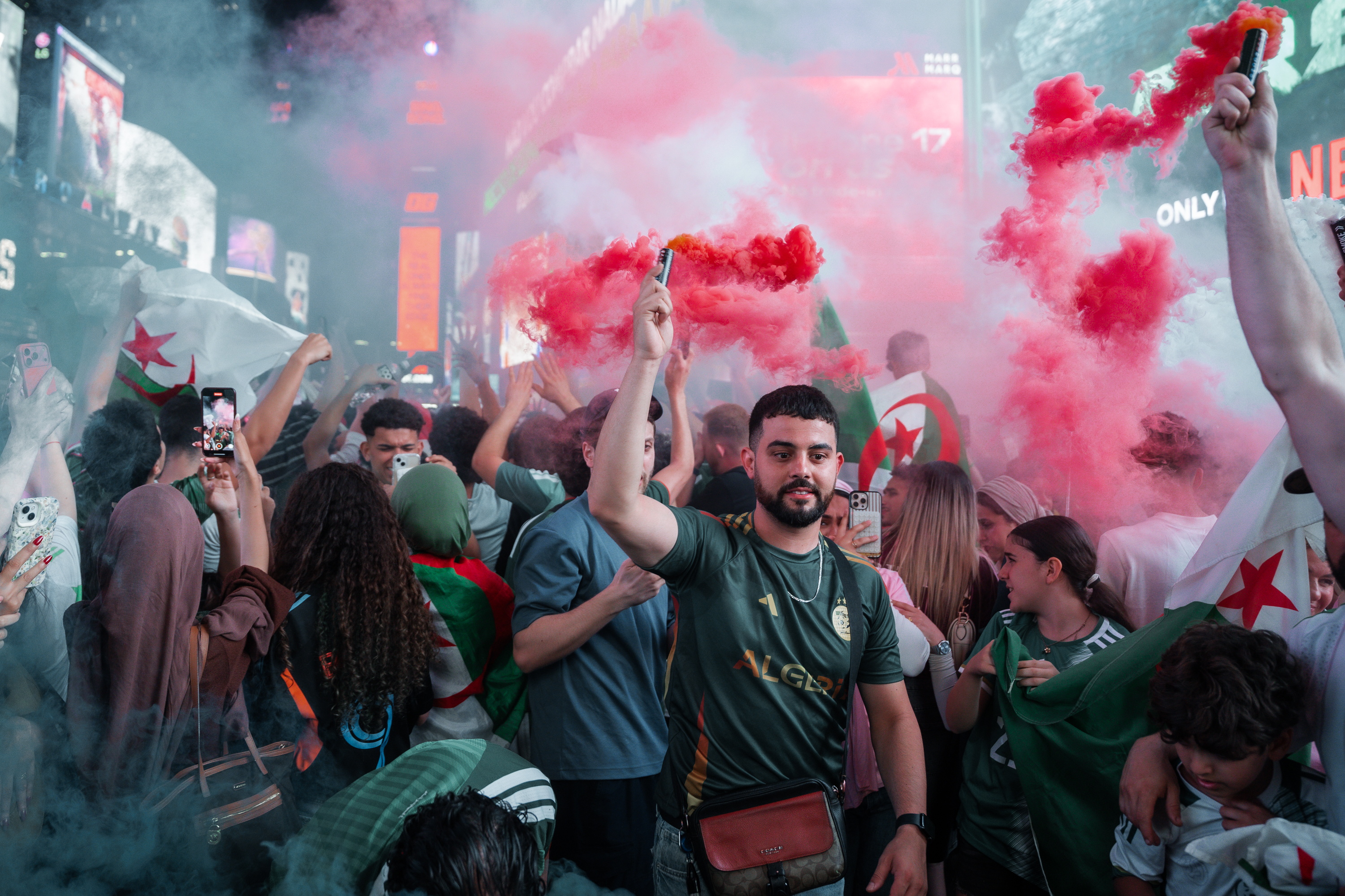 Fanática de Argentina celebra en Times Square antes del partido de la Copa Mundial de la FIFA 2026