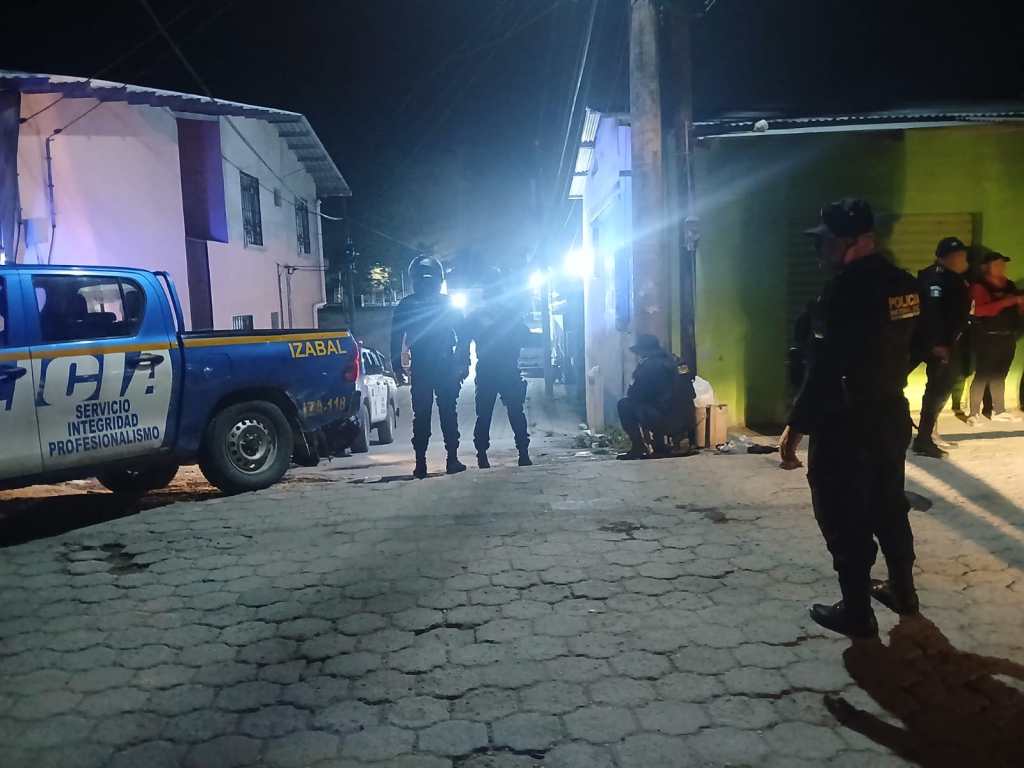 PNC agents guard a sector of Morales, Izabal, after an armed confrontation.