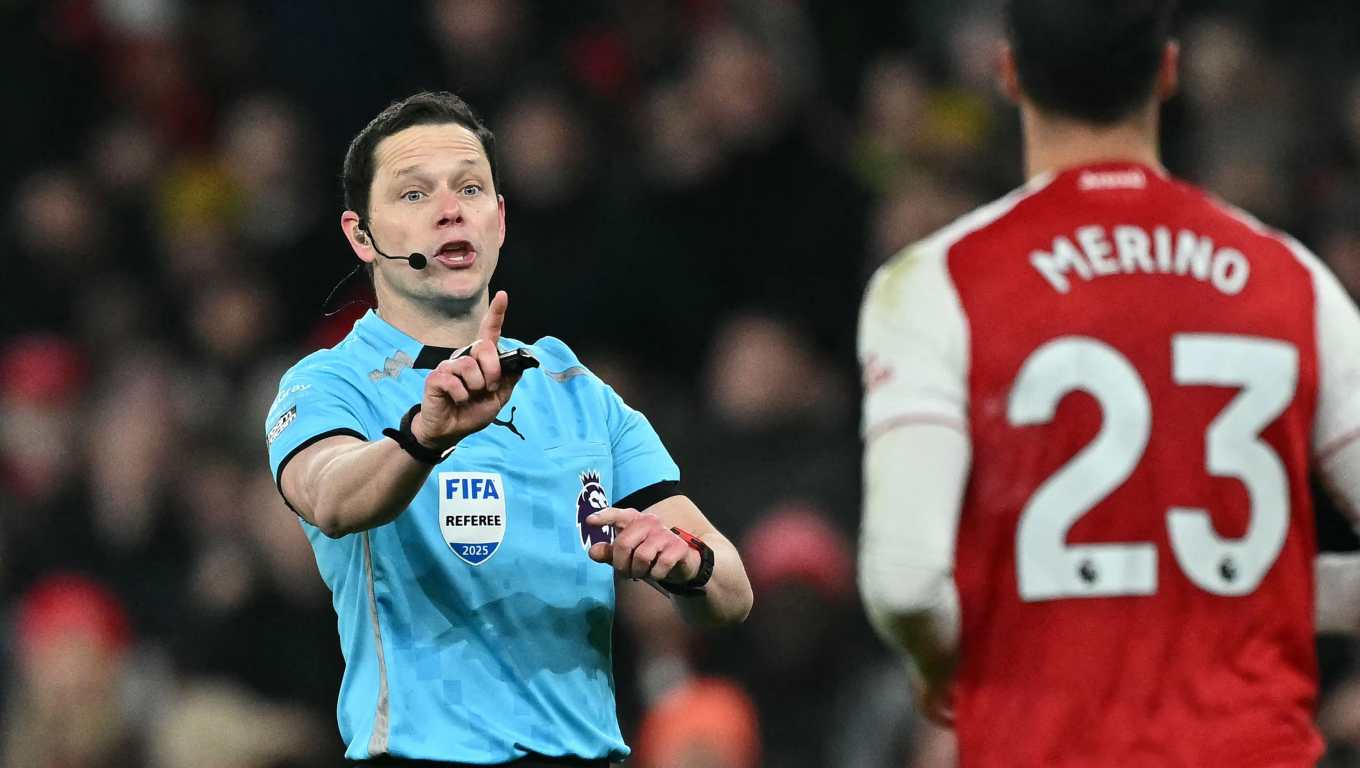 English referee Darren England gestures during the English Premier League football match between Arsenal and Aston Villa at the Emirates Stadium in London on December 30, 2025. (Photo by Ben STANSALL / AFP) / RESTRICTED TO EDITORIAL USE. No use with unauthorized audio, video, data, fixture lists, club/league logos or 'live' services. Online in-match use limited to 120 images. An additional 40 images may be used in extra time. No video emulation. Social media in-match use limited to 120 images. An additional 40 images may be used in extra time. No use in betting publications, games or single club/league/player publications. /
