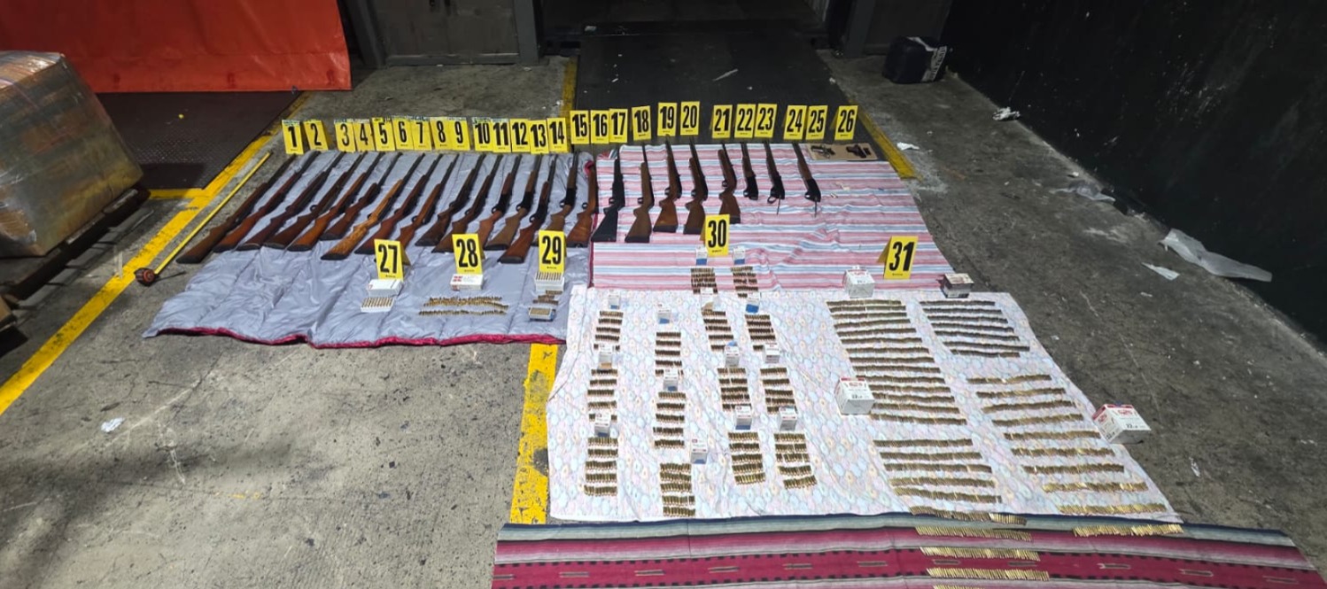 Encomienda procedente de Estados Unidos ocultaba 21 rifles y más de 3 mil municiones en Santo Tomás de Castilla