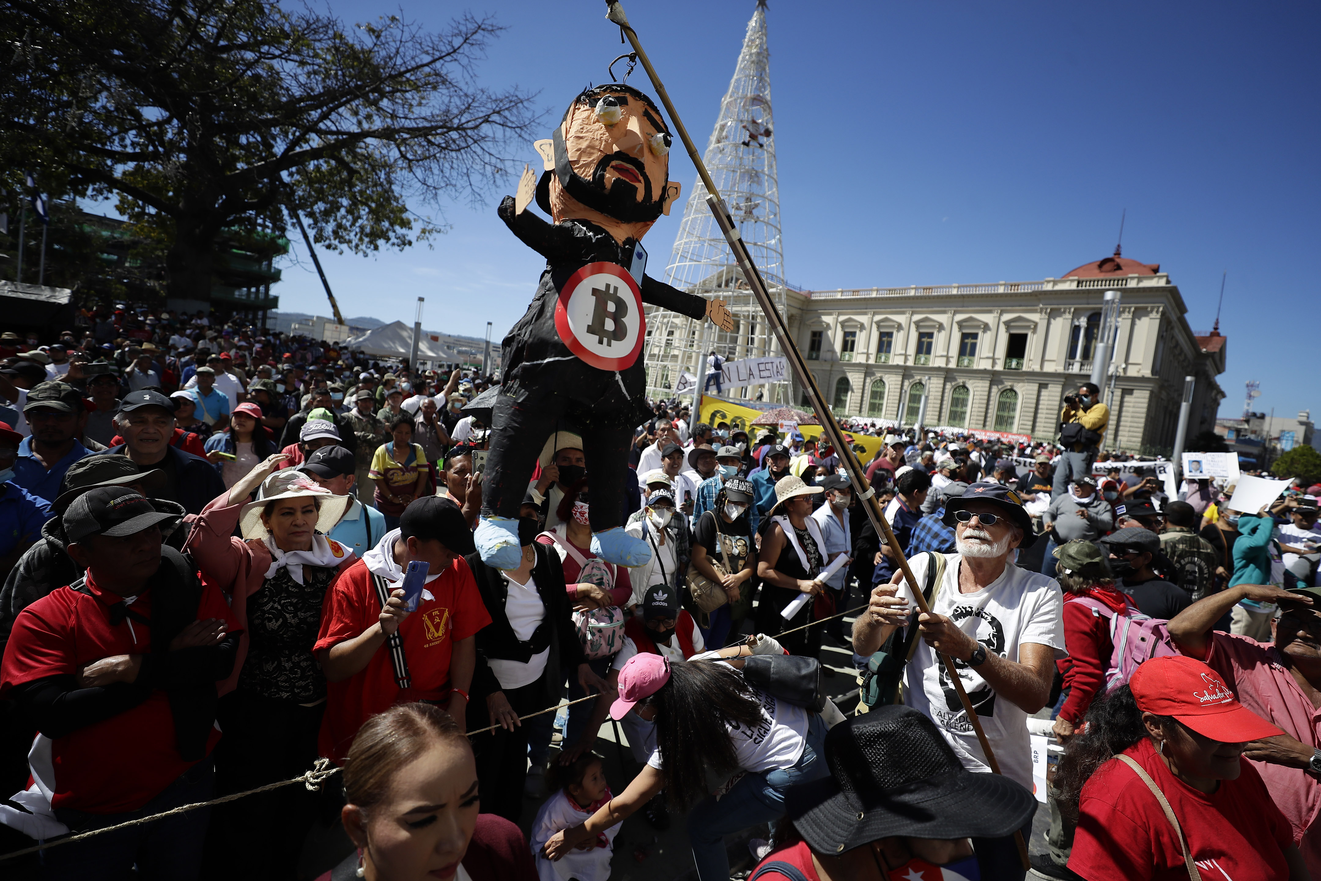 Salvadoreños marchan contra Nayib Bukele
