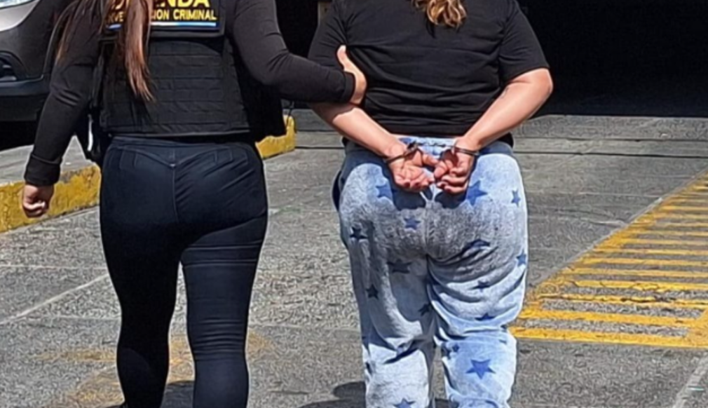 Dos mujeres con órdenes de captura por asesinato son detenidas en Santa Catarina Pinula