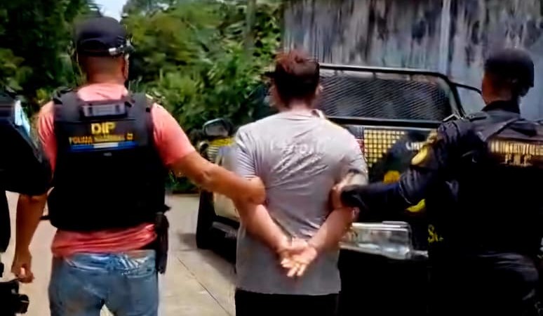 Investigadores de la DIP trasladan al hombre conocido como “Canche Loco”, luego de haber sido detenido en Flores Costa Cuca, Quetzaltenango. (Foto Prensa Libre: PNC)