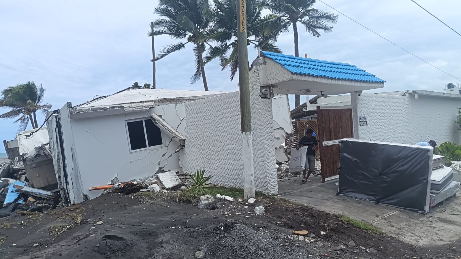 Conred reporta daños en casas de descanso en Iztapa, Escuintla. (Foto Prensa Libre: Conred)