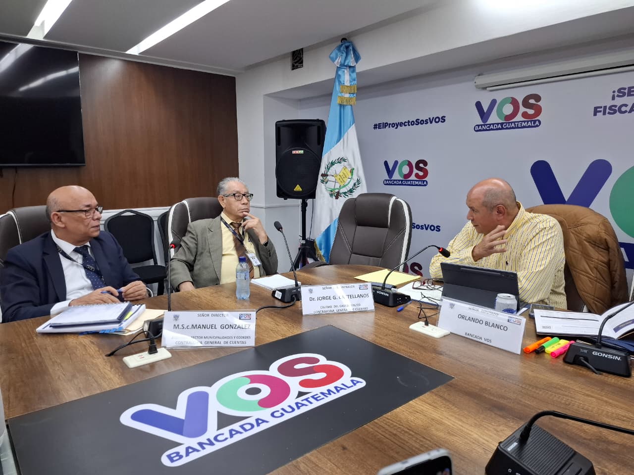 Manuel González Mas y Cristóbal Castellano de la Contraloría en citación con el diputado Orlando Blanco de la bancada VOS por el informe de auditorías 2025