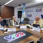 Manuel González Mas y Cristóbal Castellano de la Contraloría en citación con el diputado Orlando Blanco de la bancada VOS por el informe de auditorías 2025