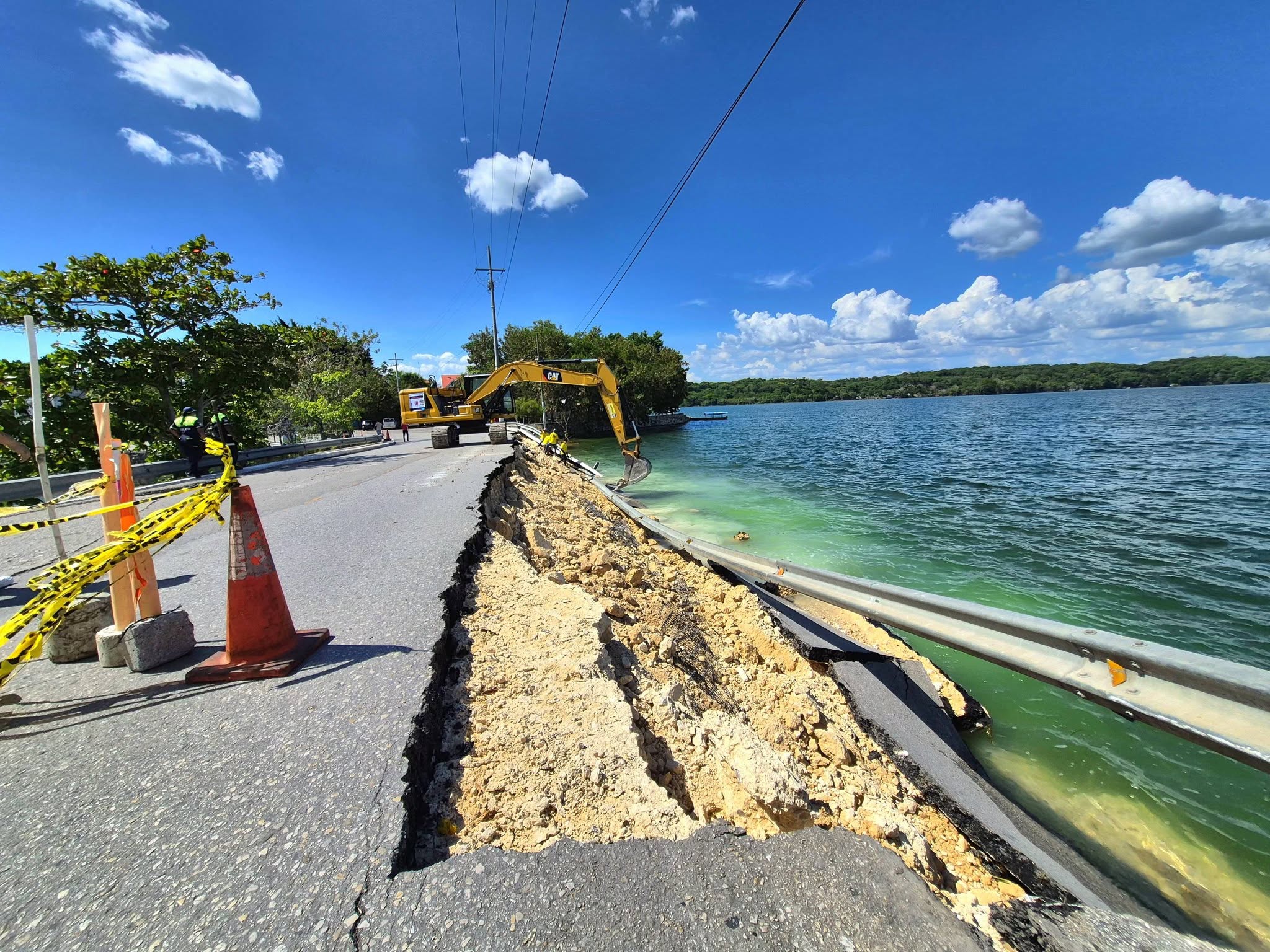 Maquinaria pesada trabaja en el área afectada del puente de acceso a la Isla de Flores para restablecer la conectividad entre Santa Elena y la cabecera petenera. (Foto Prensa Libre: Tomada del Facebook Municipalidad de Flores, Petén.)