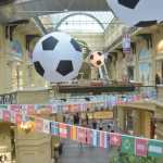 Decoración alusiva al mundial de futbol en un establecimiento comercial