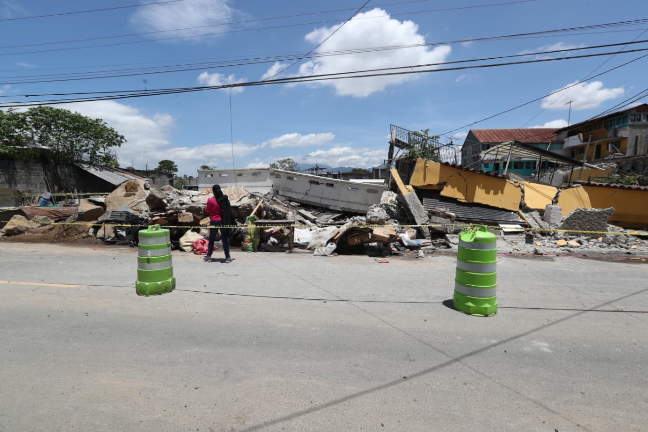 Vecinos estiman que al menos 80 viviendas han colapsado hacia el río este año. La cifra oficial sigue pendiente por parte de la Municipalidad de San Miguel Petapa. (Foto, Prensa Libre: Byron Baiza)