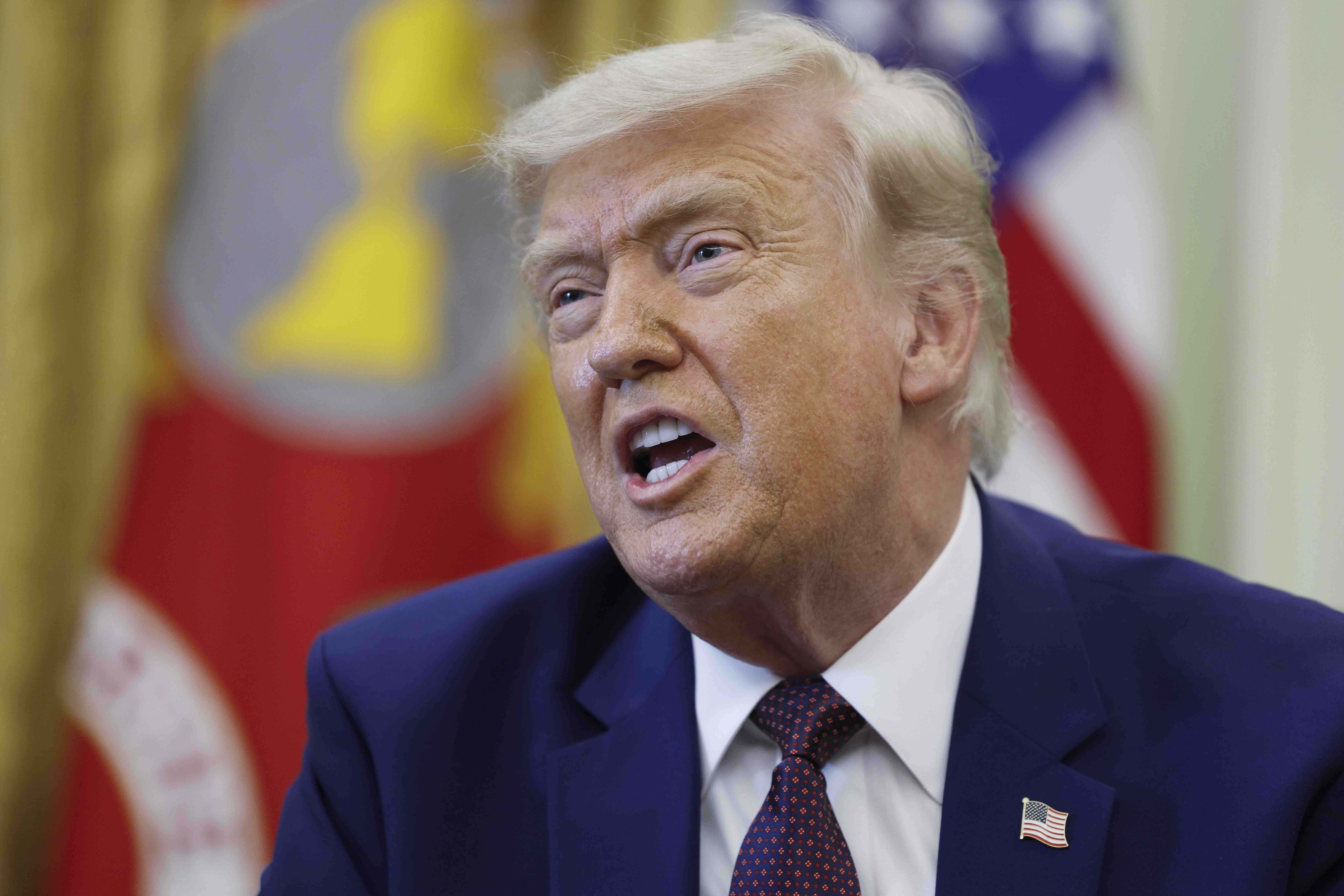 El presidente estadounidense Donald Trump firma órdenes ejecutivas en la Casa Blanca.