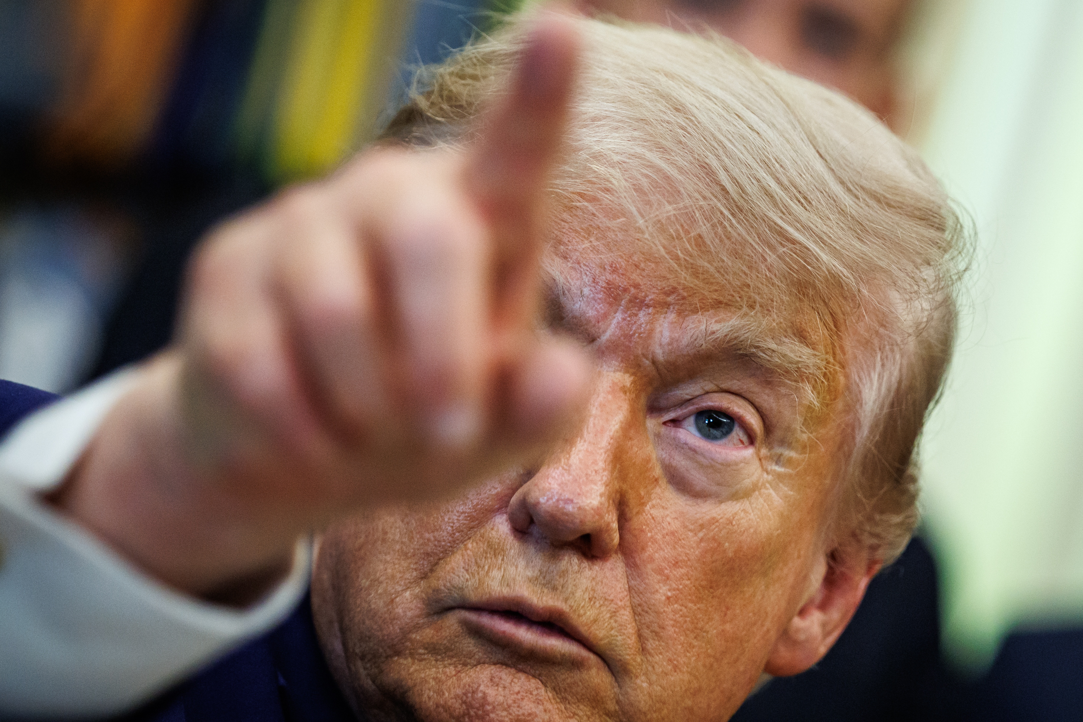 El presidente estadounidense Donald Trump anuncia un plan para apoyar la industria del carbón en Estados Unidos