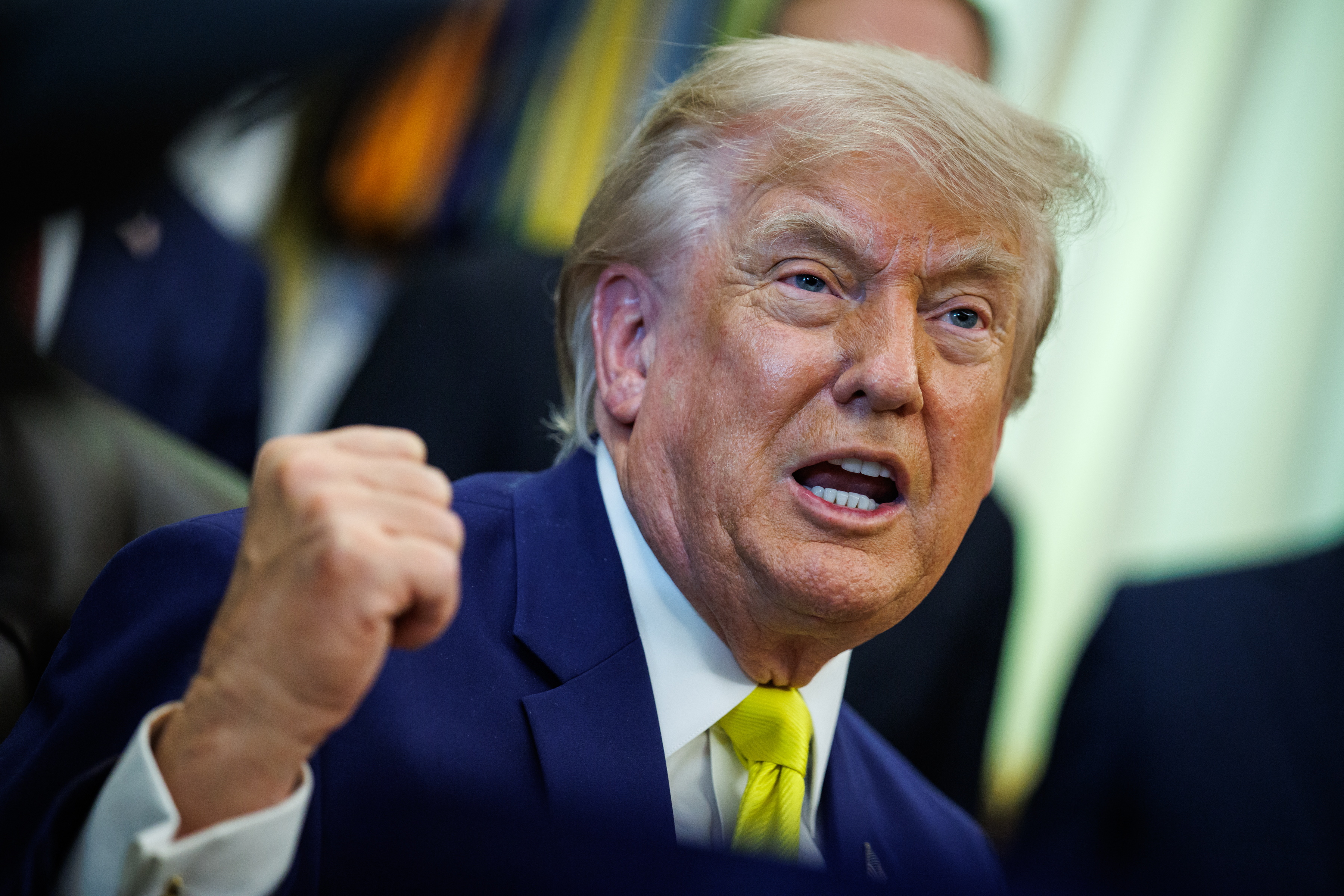 El presidente estadounidense Donald Trump anuncia un plan para apoyar la industria del carbón en Estados Unidos