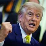 El presidente estadounidense Donald Trump anuncia un plan para apoyar la industria del carbón en Estados Unidos