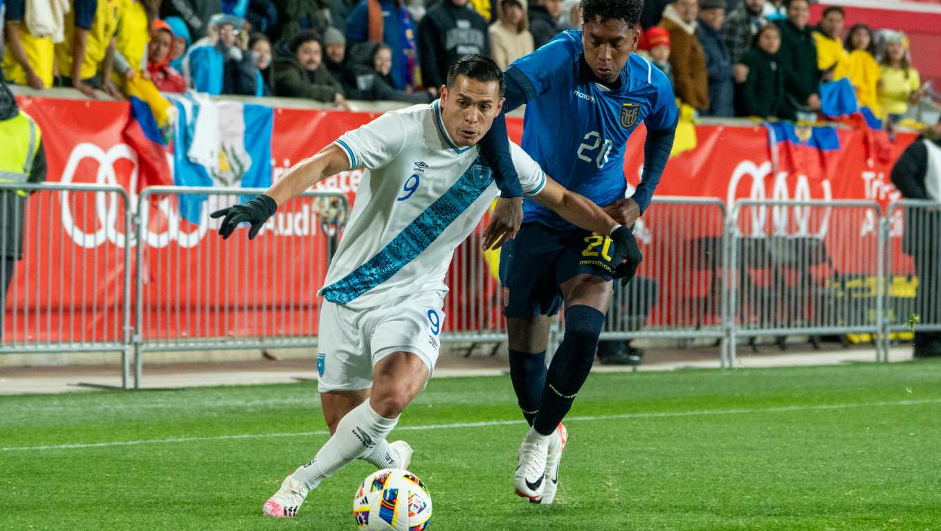 AME813. NUEVA JERSEY (ESTADOS UNIDOS), 21/03/2024.- Rubio Rubín (i) de Guatemala disputa el balón con Leo Realpe de Ecuador, este jueves durante un amistoso internacional disputado en el estadio Red Bull Arena, en Nueva Jersey (Estados Unidos). EFE/ Angel Colmenares
