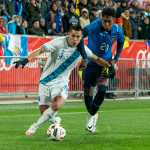 AME813. NUEVA JERSEY (ESTADOS UNIDOS), 21/03/2024.- Rubio Rubín (i) de Guatemala disputa el balón con Leo Realpe de Ecuador, este jueves durante un amistoso internacional disputado en el estadio Red Bull Arena, en Nueva Jersey (Estados Unidos). EFE/ Angel Colmenares