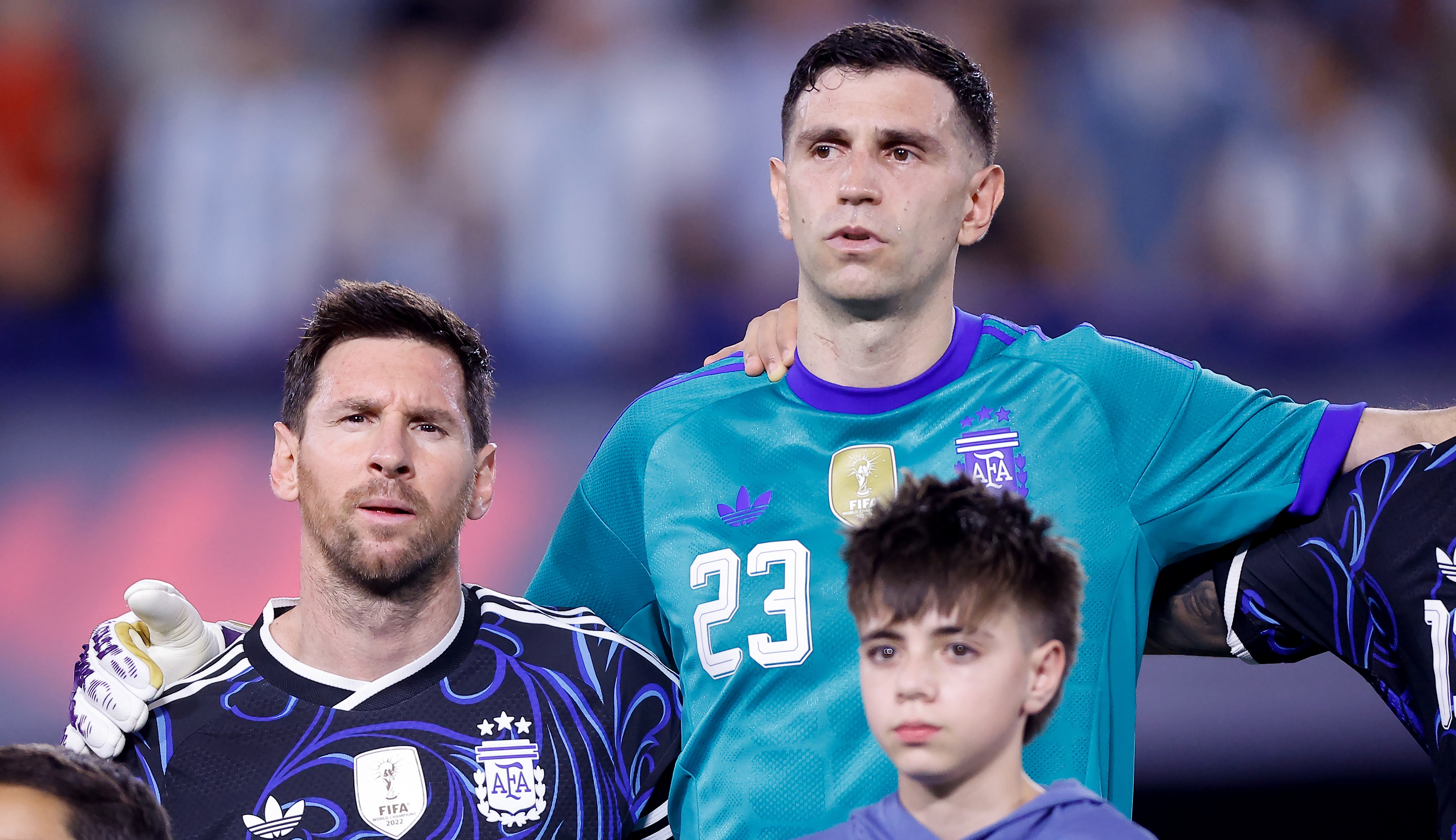 Messi y Dibu Martínez