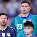 Messi y Dibu Martínez