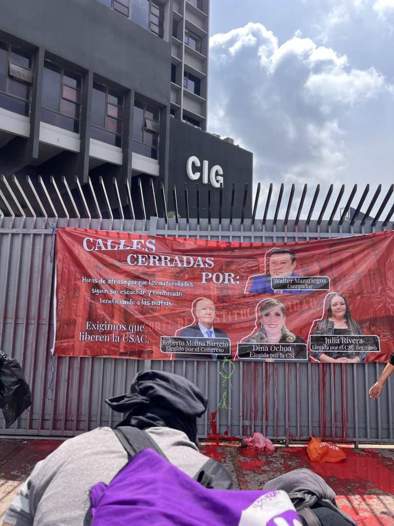 Grupo de personas encapuchadas durante manifestación frente a la CIG en zona 4