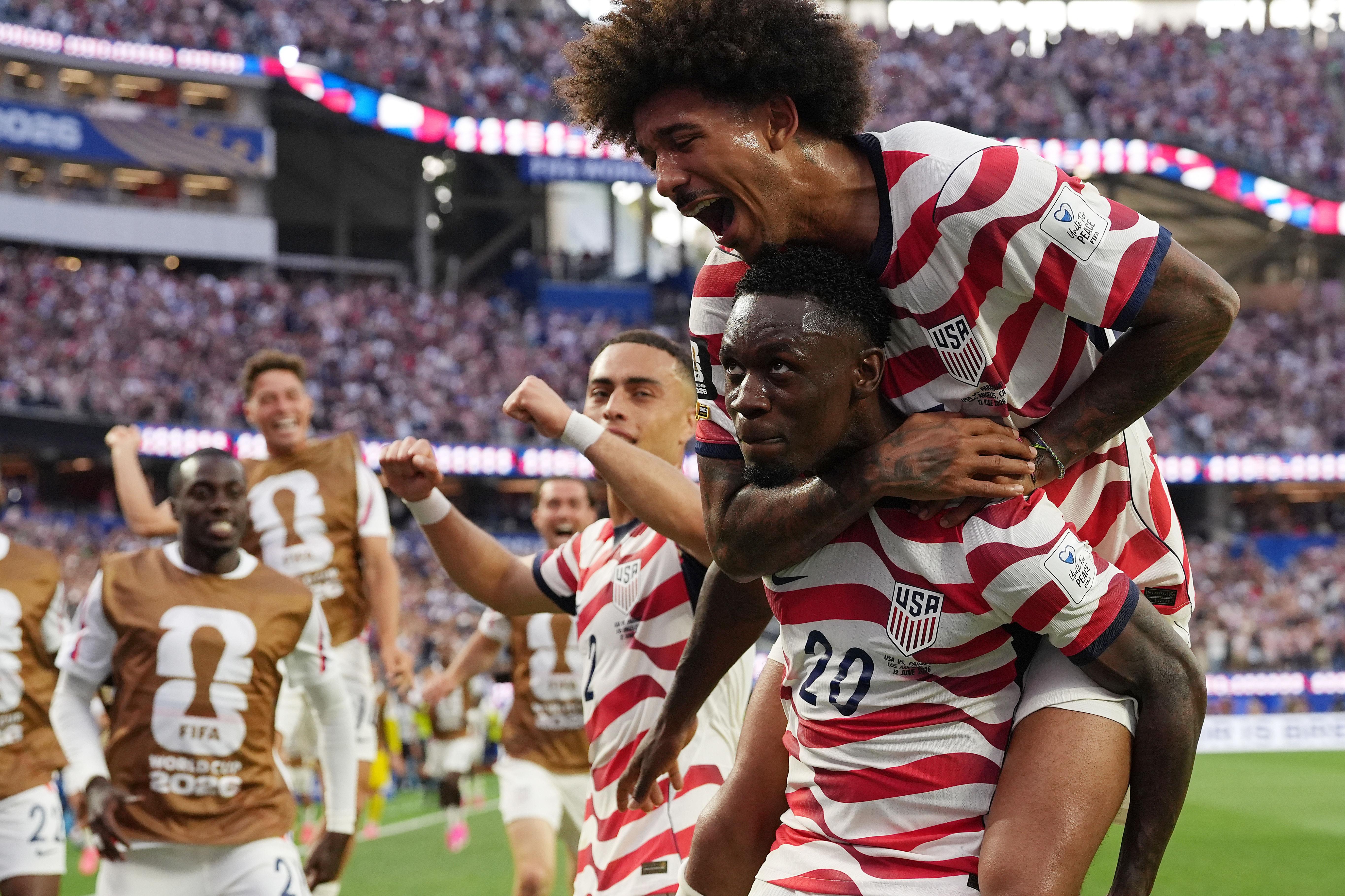 GR6038. LOS ÁNGELES (ESTADOS UNIDOS), 12/06/2026.- Folarin Balogun (abajo) de Estados Unidos celebra un gol con sus compañeros este viernes, en un partido del grupo D del Mundial de la FIFA 2026 entre Estados Unidos y Paraguay en el estadio SoFi en Los Ángeles (EE.UU.). EFE/ Omar Alonso