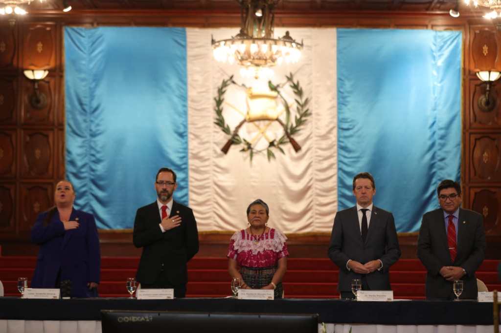 Autoridades del Ministerio de Cultura y Deportes, del Ministerio de Educación, representantes de la Embajada de Alemania y la Asociación Gremial de Editores de Guatemala dieron presentación a Filgua 2026. (Foto Prensa Libre: Keneth Cruz)