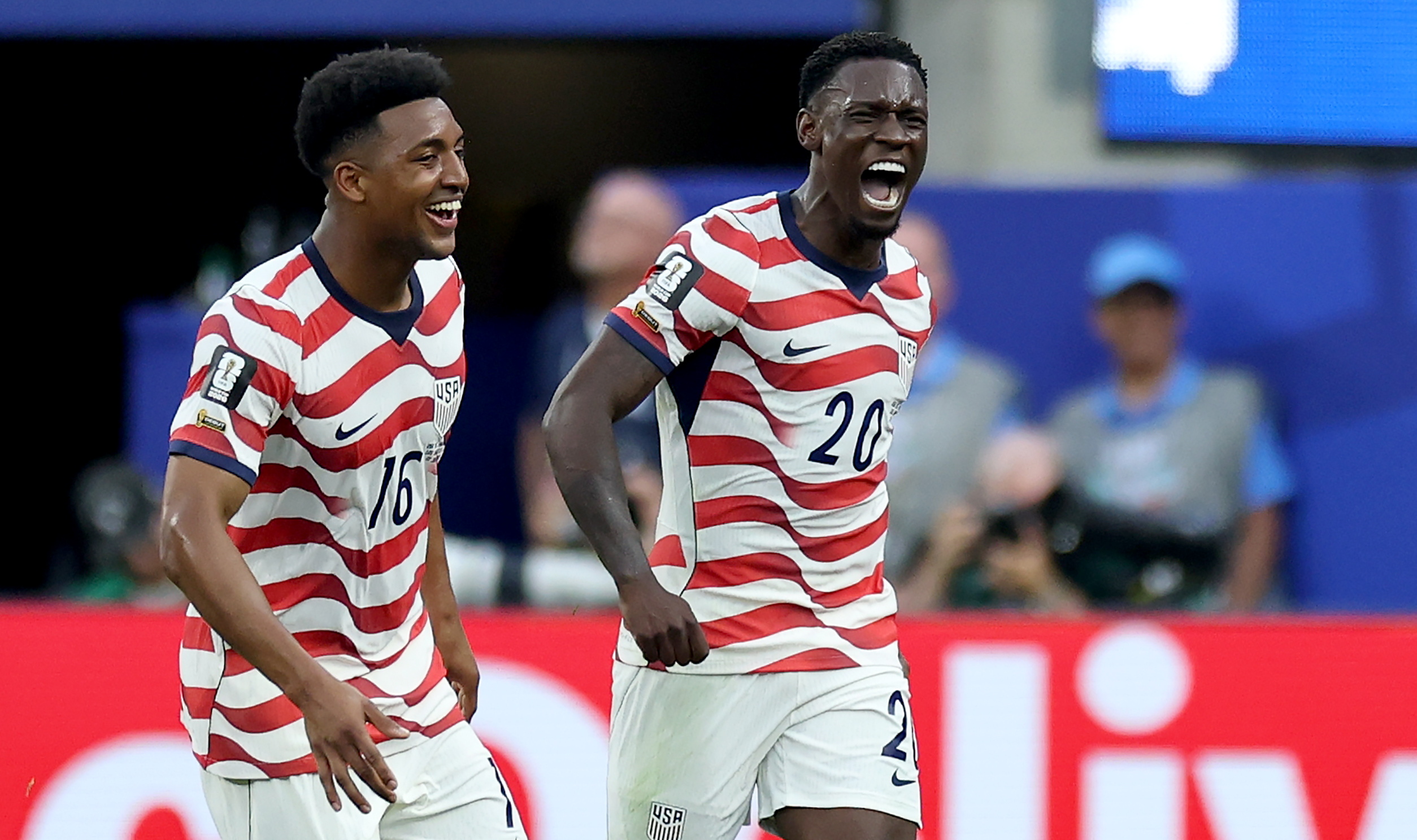 LOS ANGELES (United States), 12/06/2026.- Folarin Balogun (R) of USA celebrates with teammate Alex Freeman after scoring his team's second goal during the FIFA World Cup 2026 group stage match USA against Paraguay, in Los Angeles, California, USA, 12 June 2026. EFE/EPA/CHRIS TORRES