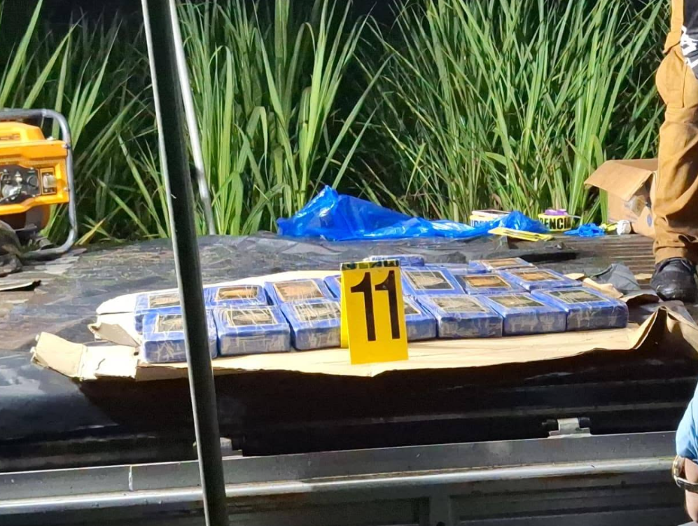 Decomisan 72 kilos de cocaína ocultos en camión con doble fondo abandonado en Retalhuleu