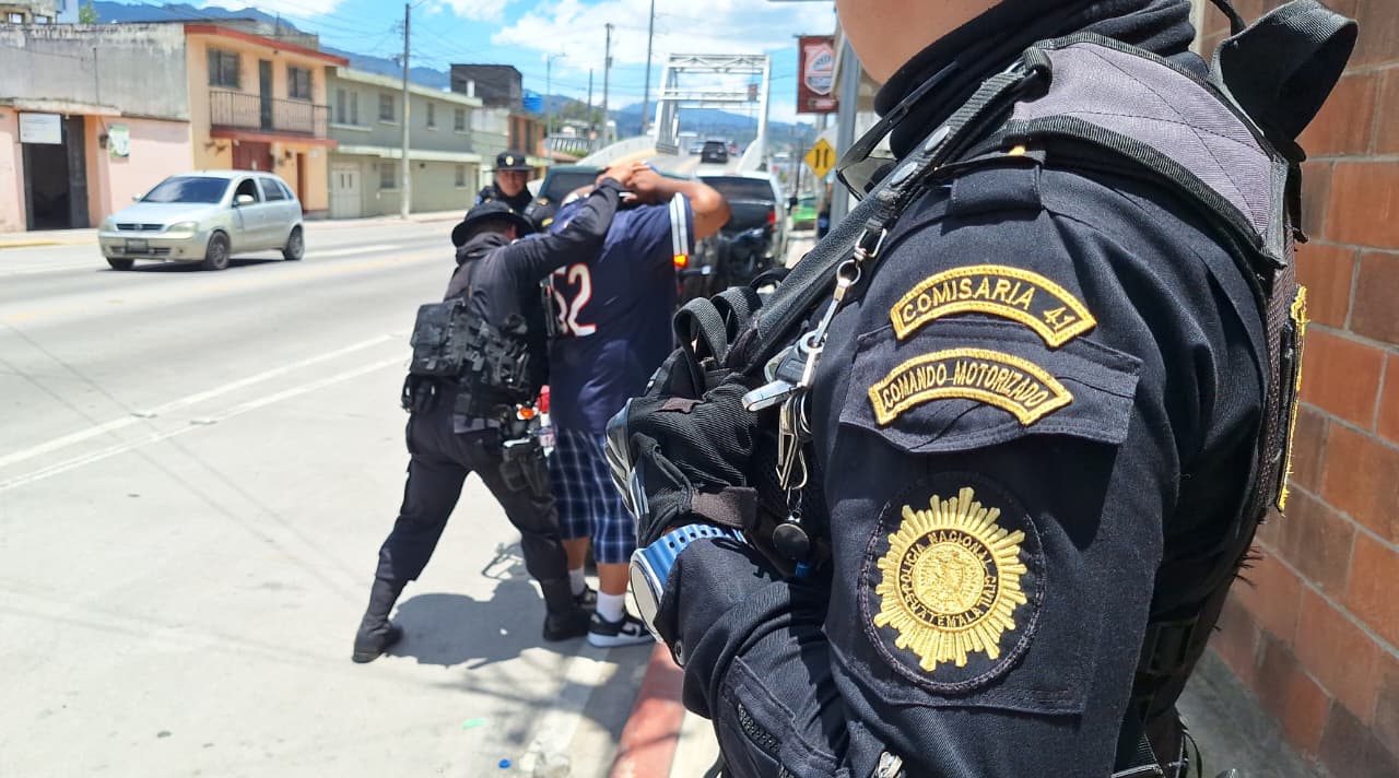 Agentes de la Policía Nacional Civil desarrollan operativos de prevención y vigilancia en áreas de alta afluencia. (Foto Prensa Libre: PNC)