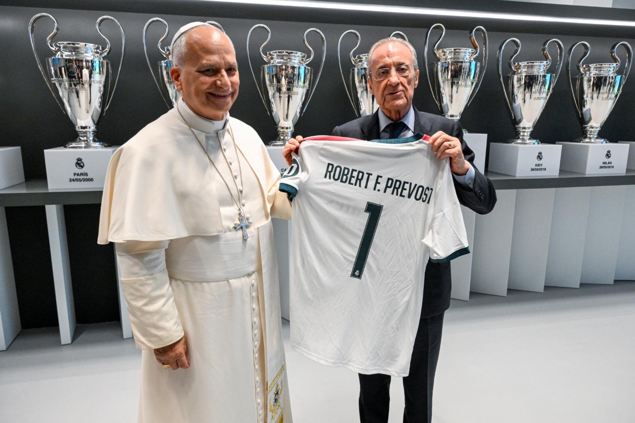 El papa León XIV visita el museo del Real Madrid y recibe una camiseta personalizada del presidente Florentino Pérez. (Foto Prensa Libre: Vatican News). 