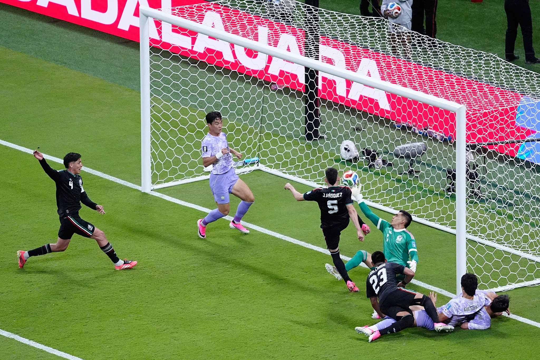 México clasifica gracias al gol de Luis Romo y una atajada salvadora de Tala Rangel