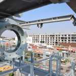 Instalación de la estructura del techo de aluminio y policarbonato en la Estación 1 del AeroMetro en Plaza España.