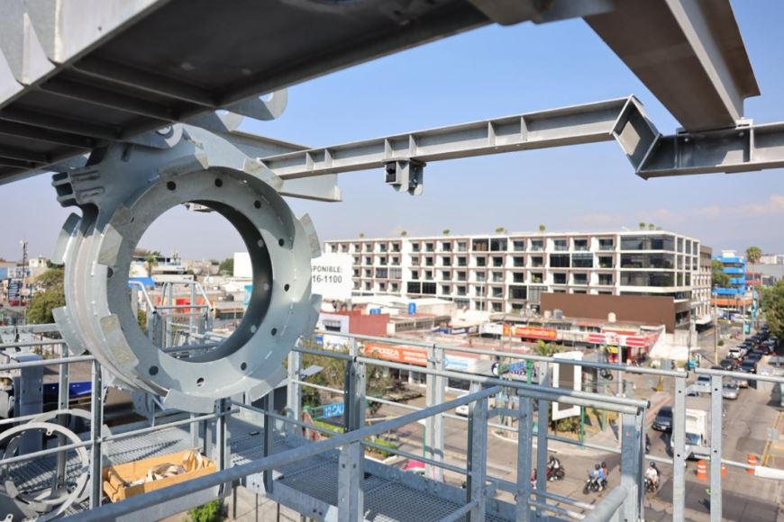 Instalación de la estructura del techo de aluminio y policarbonato en la Estación 1 del AeroMetro en Plaza España.