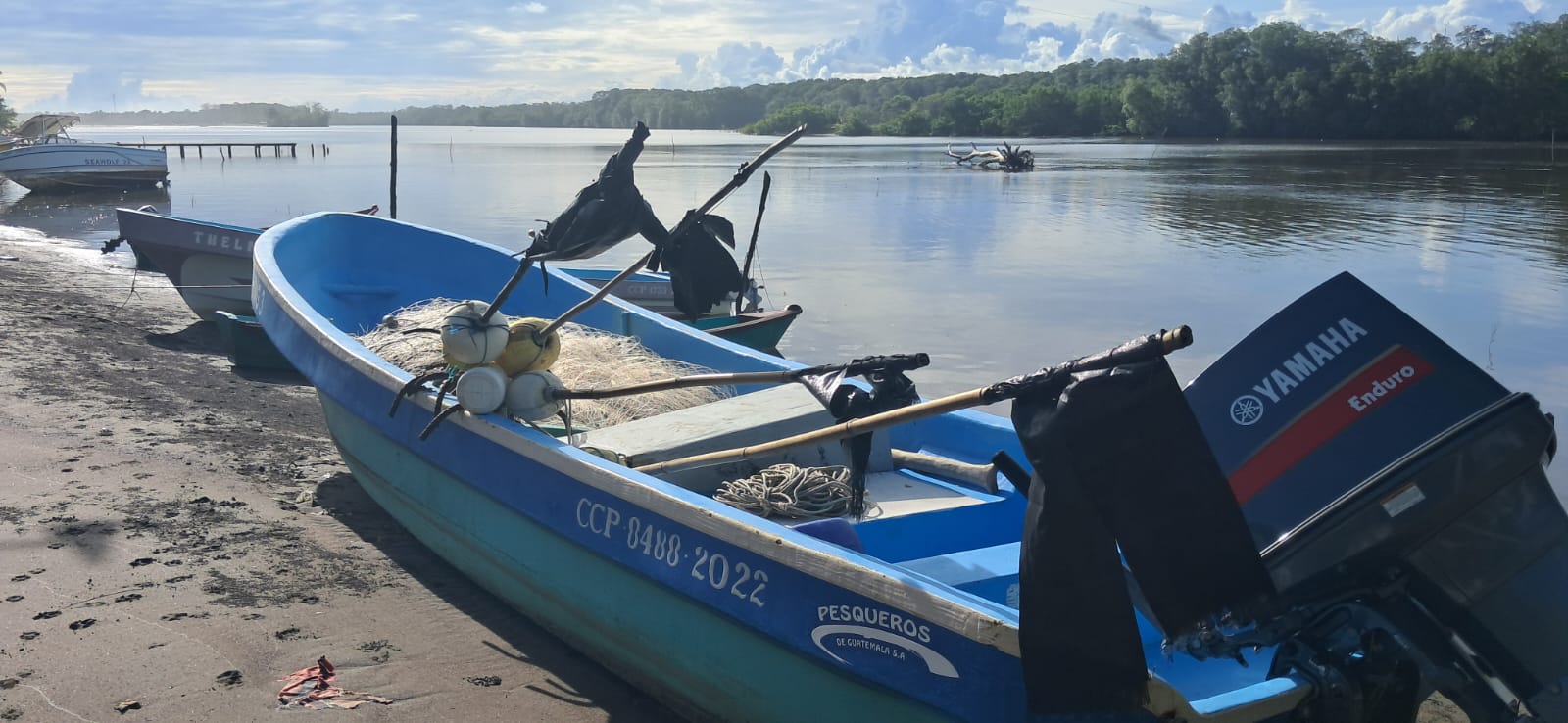 Lancha de pesca artesanal permanece varada en El Jiote, Jutiapa, debido a las condiciones del mar tras el fuerte oleaje.
