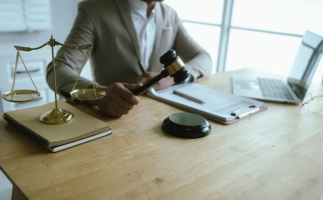 Ley de competencia persona en escritorio como juez