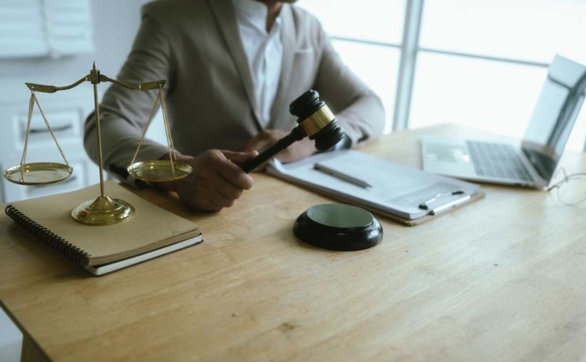 Ley de competencia persona en escritorio como juez