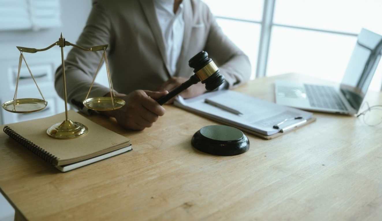 Ley de competencia persona en escritorio como juez