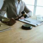 Ley de competencia persona en escritorio como juez