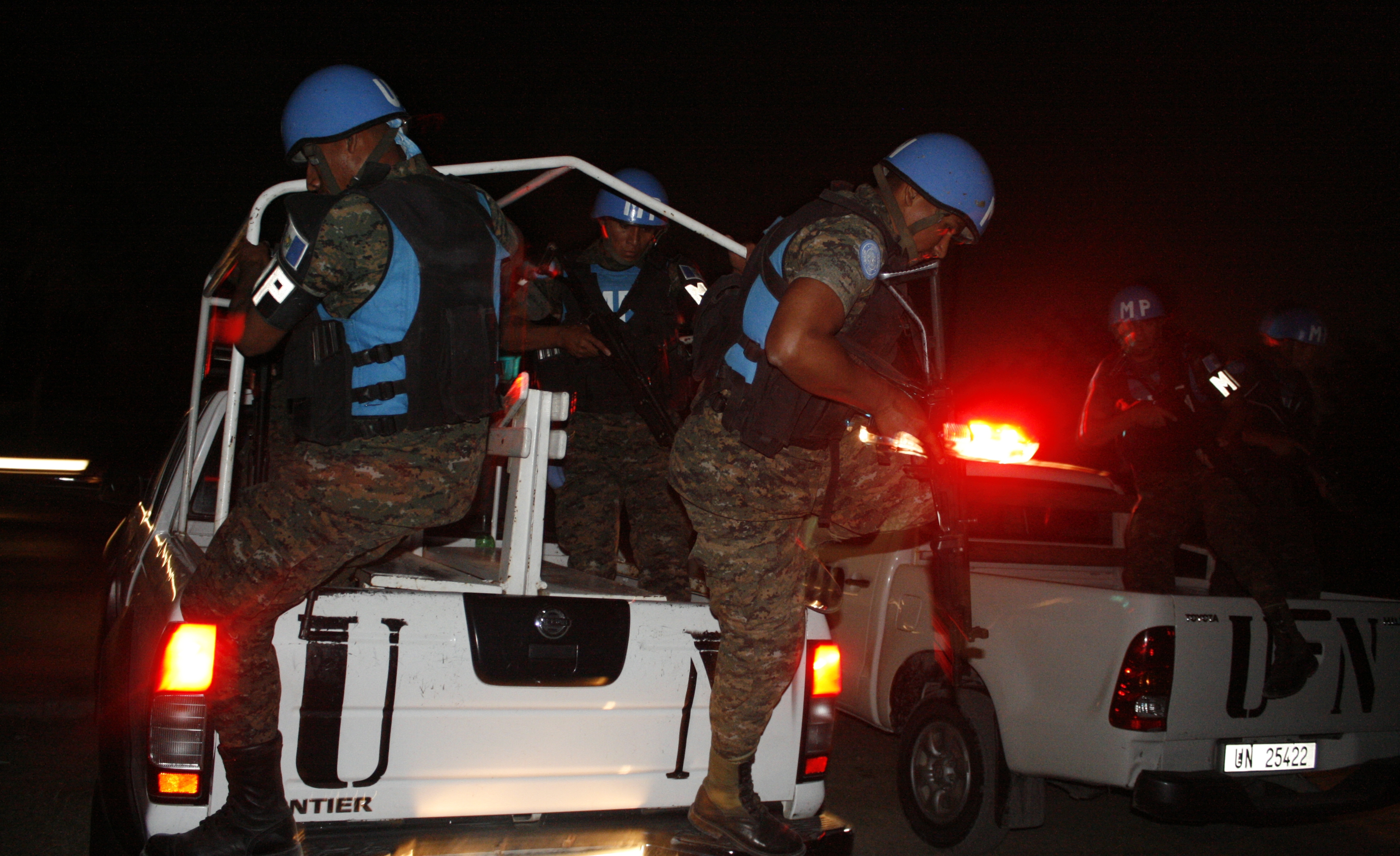 Soldados del Contingente del Ejército de Guatemala patrullan durante un operativo de seguridad en Puerto Príncipe, Haití. (Foto Prensa Libre: Archivo de César Pérez Marroquín)