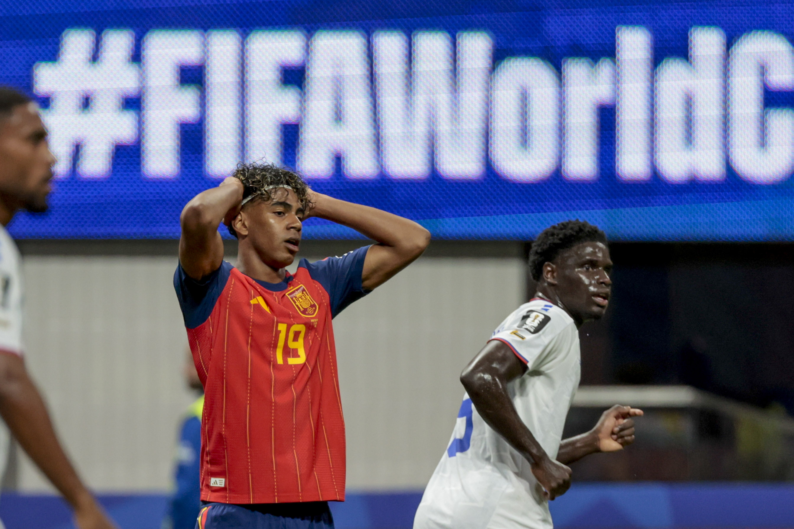 ATLANTA (ESTADOS UNIDOS), 15/06/2026.- El delantero de España Lamine Yamal (i) durante el partido del grupo H del Mundial 2026 entre España y Cabo Verde, este lunes en el Estadio Atlanta. EFE/ Lavandeira Jr