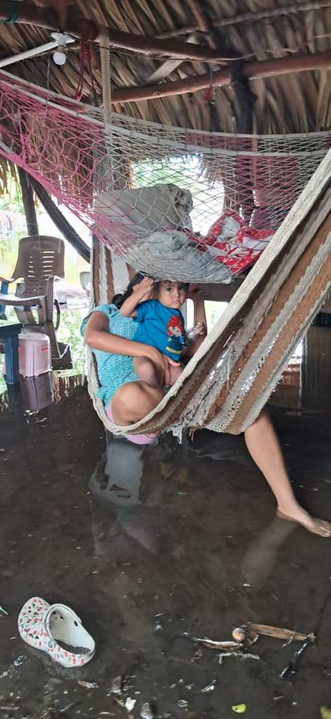 Madre sostiene a su hijo en la aldea El Jiote, Jutiapa, tras la emergencia provocada por el fuerte oleaje en la costa del Pacífico.