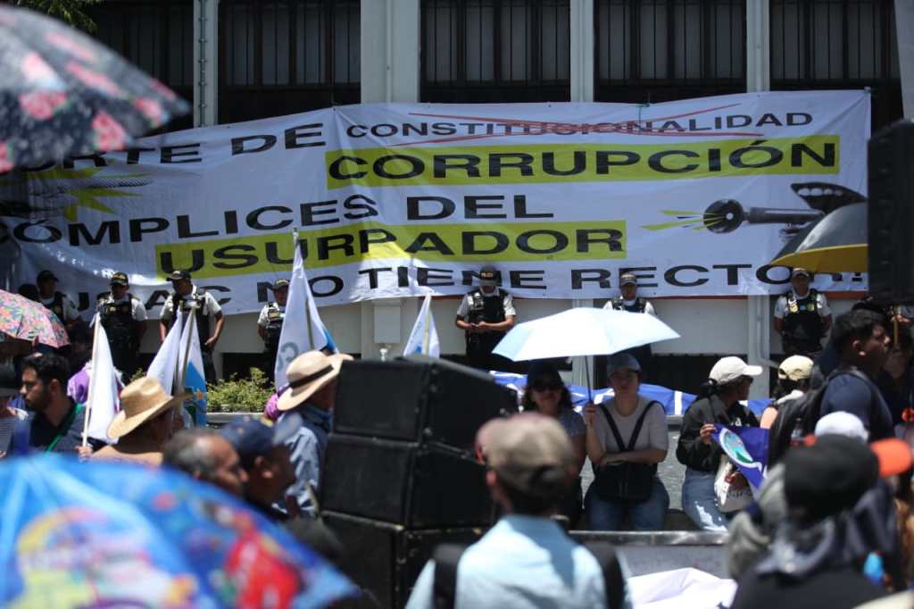 Protesta frente a la Corte de Constitucionalidad por las resoluciones relacionadas con la reelección de Walter Mazariegos como rector de la Usac.