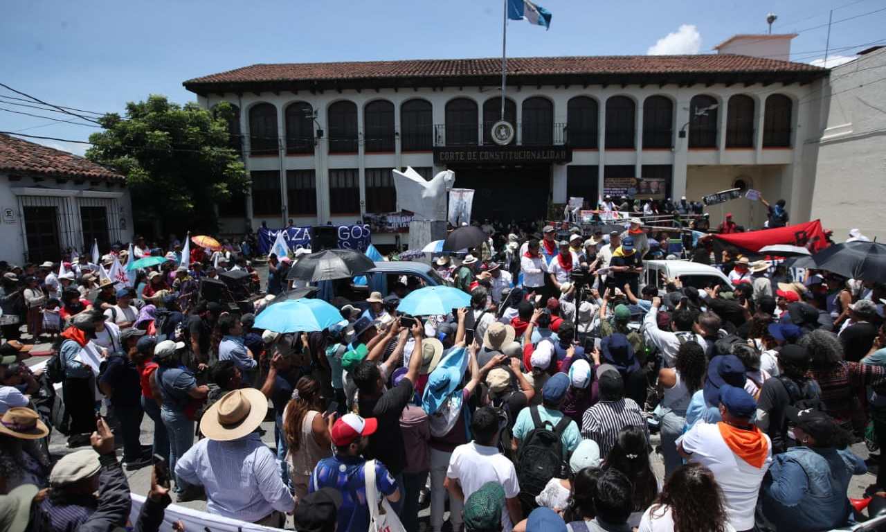 Manifestantes frente a la Corte de Constitucionalidad durante una jornada de rechazo a las resoluciones relacionadas con la reelección de Walter Mazariegos en la Usac.