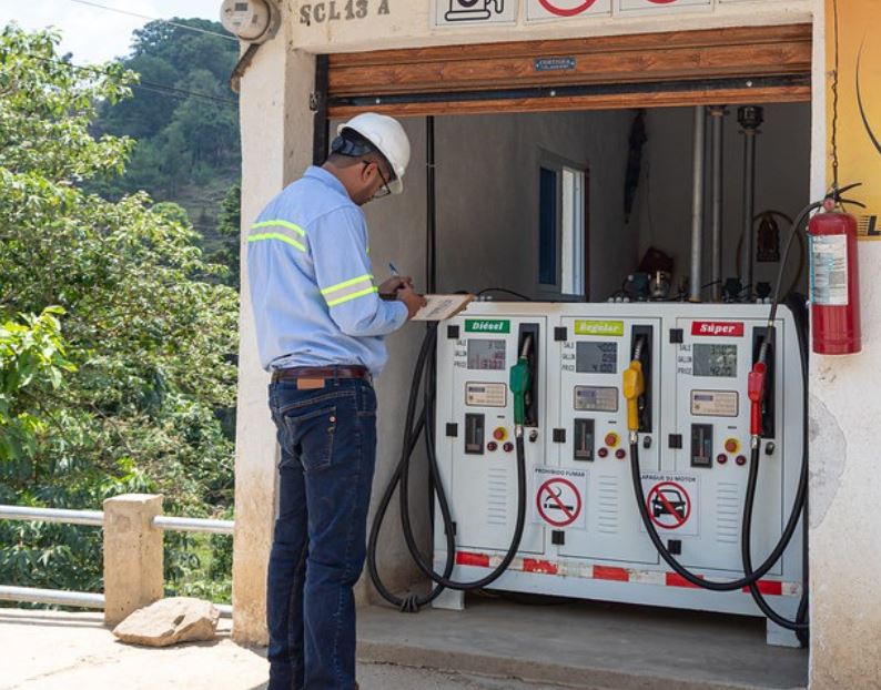 Miniestación móvil de combustibles verificación el MEM foto MEM