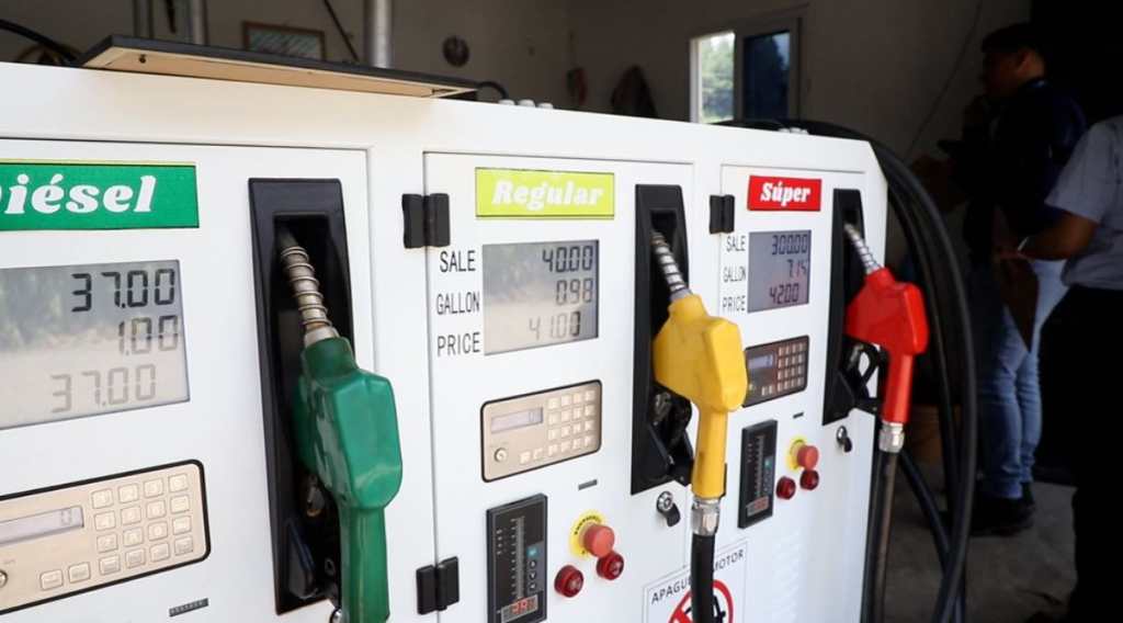 Miniestación móvil de combustibles verificación el MEM vista de bombas foto MEM