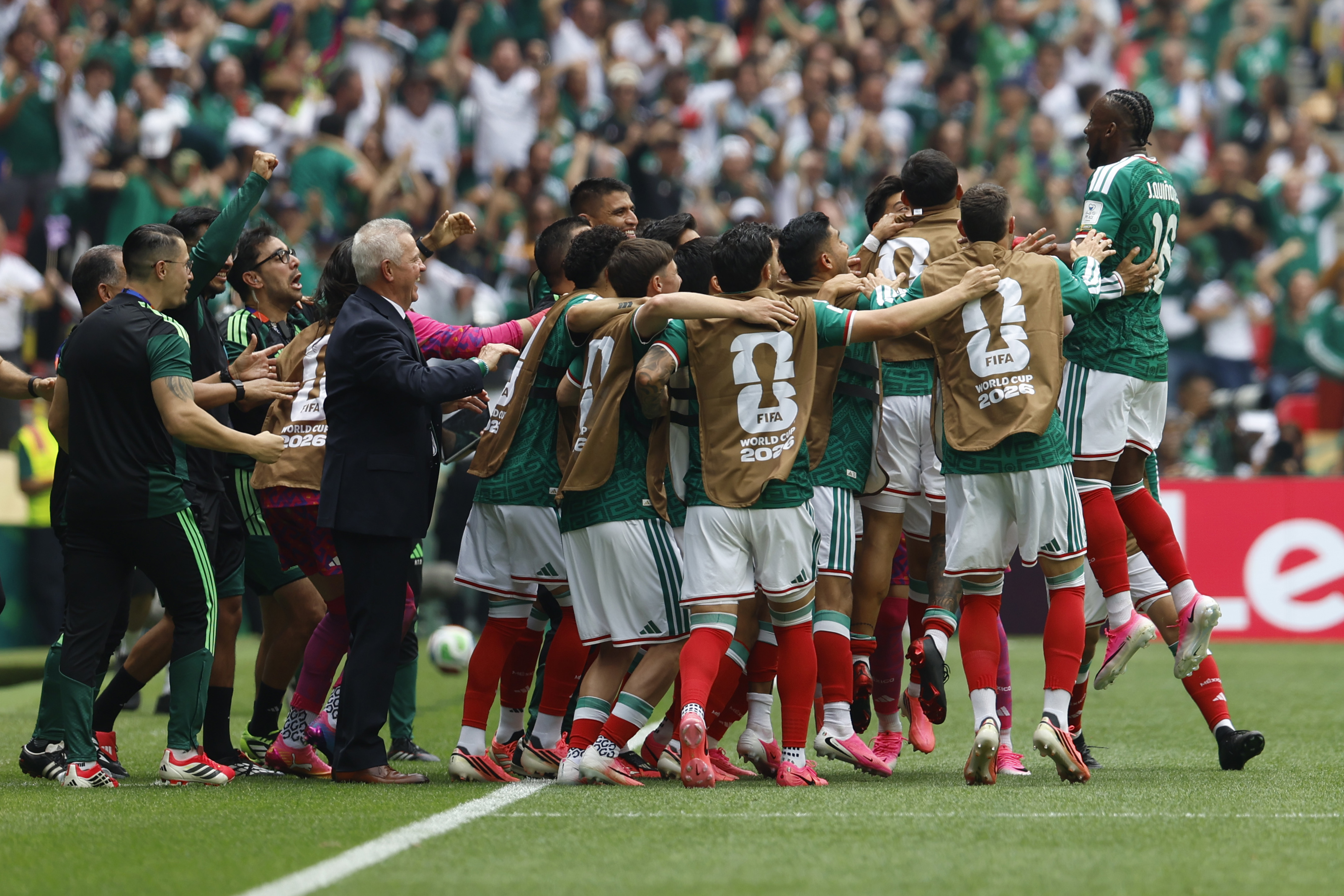 Julián Quiñones (d) de México celebra el gol de México.(Foto Prensa Libre: EFE).
