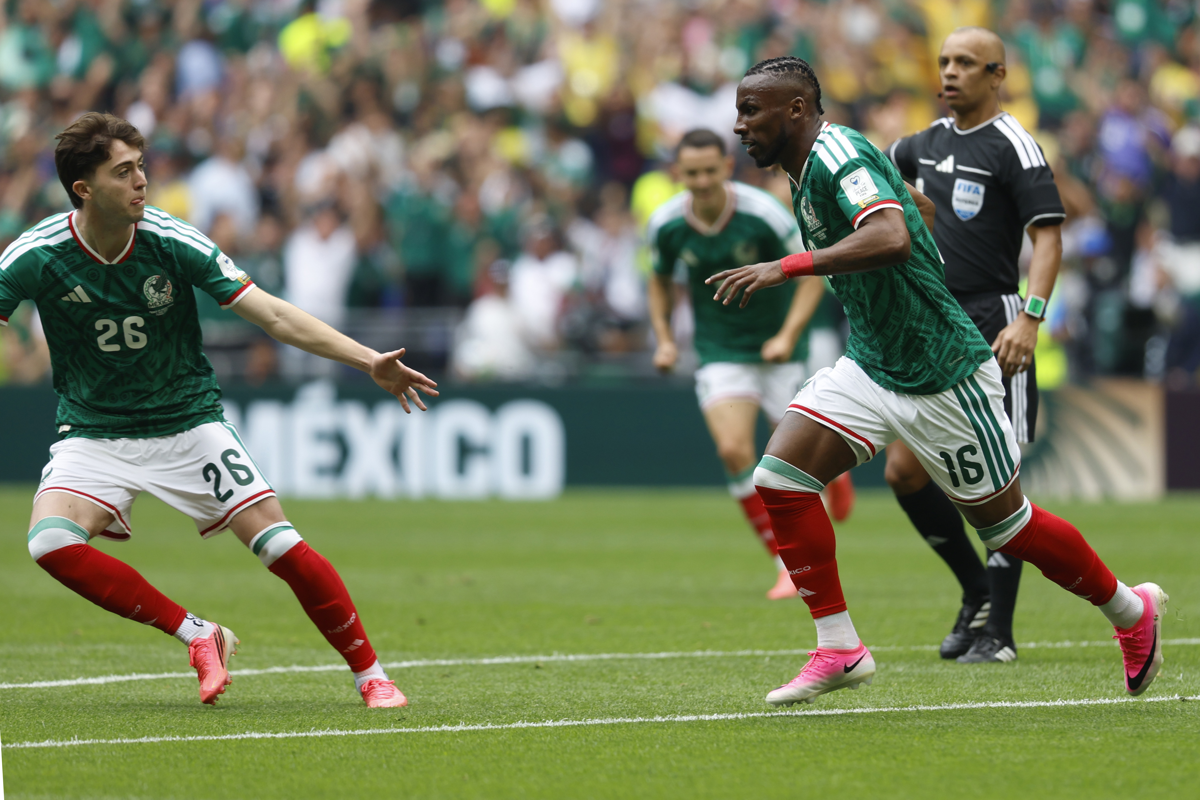 Julián Quiñones de México celebra tras anotar el primer gol del Mundial 2026.(oto Prensa Libre: EFE).